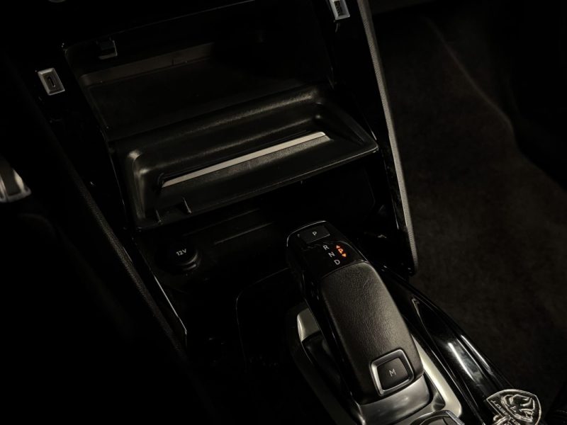 PEUGEOT 2008 GT PACK 1.2 155 TOIT OUVRANT BOITE AUTO APPLE & ANDROID VIRTUAL COCKPIT - Garantie 1 an