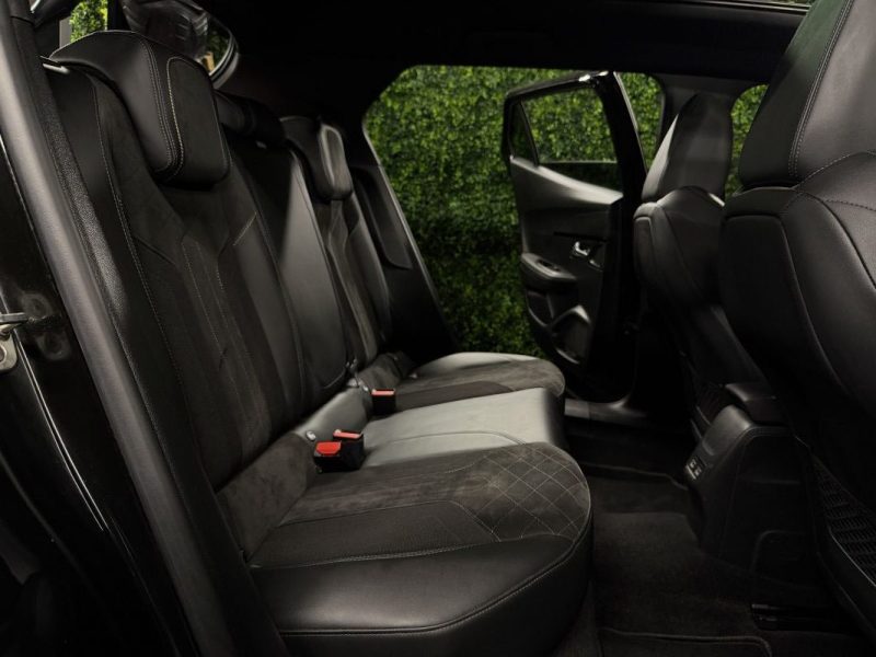PEUGEOT 2008 GT PACK 1.2 155 TOIT OUVRANT BOITE AUTO APPLE & ANDROID VIRTUAL COCKPIT - Garantie 1 an