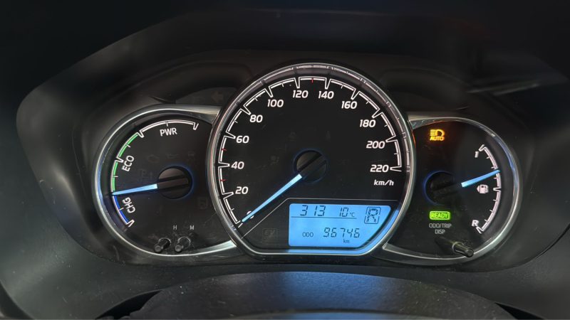 TOYOTA YARIS HYBRIDE 100cv FRANCE BUSINESS/1 ERE MAIN