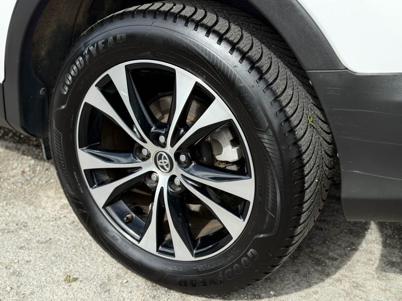 Toyota RAV4 2.0 D-4D 124ch Lounge – GPS – Caméra de recul – Chaîne – Révisé & Garantie 6 mois