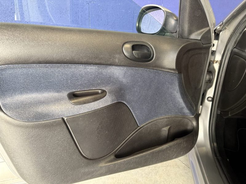 Peugeot 206 1.6I 110CH XT - DISTRIBUTION NEUVE - 4 VITRES ELEC - CLIM AUTO - 2003