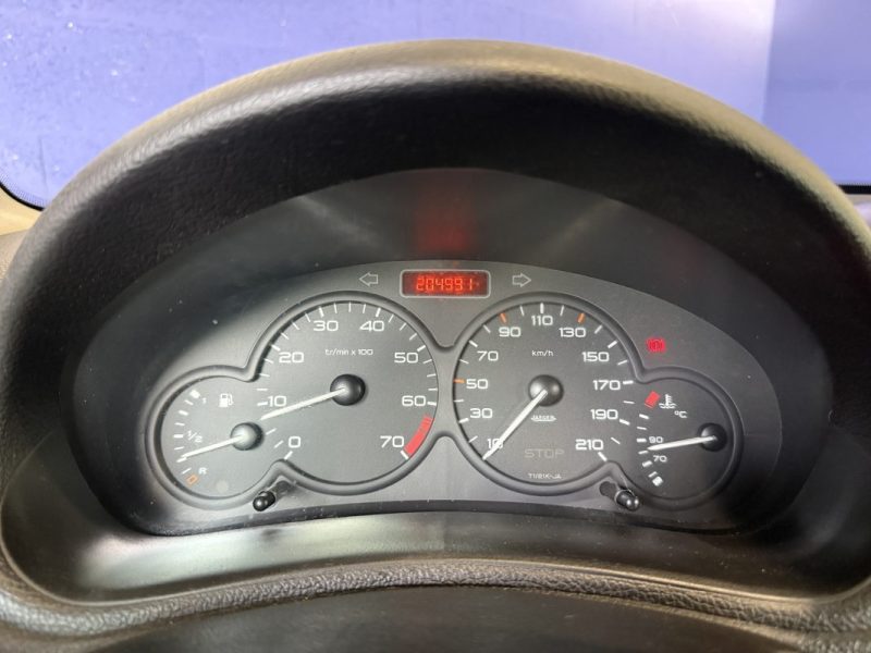 Peugeot 206 1.6I 110CH XT - DISTRIBUTION NEUVE - 4 VITRES ELEC - CLIM AUTO - 2003