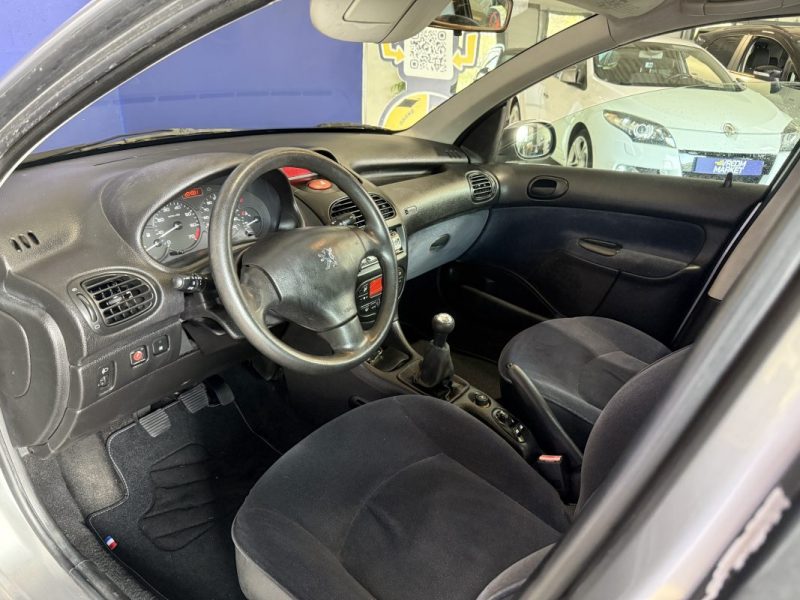 Peugeot 206 1.6I 110CH XT - DISTRIBUTION NEUVE - 4 VITRES ELEC - CLIM AUTO - 2003