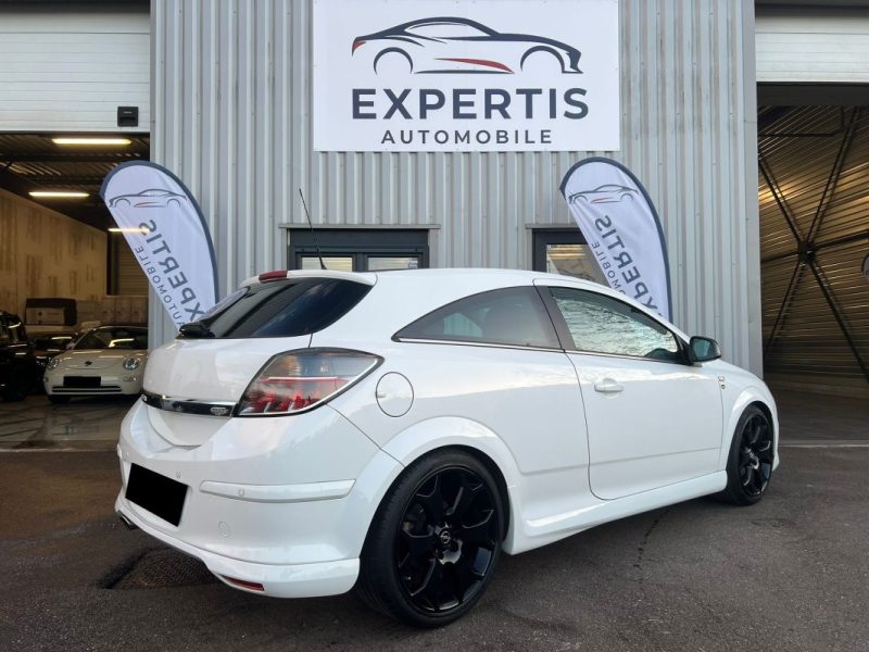 OPEL ASTRA 1.8 GTC 140CV Black & White