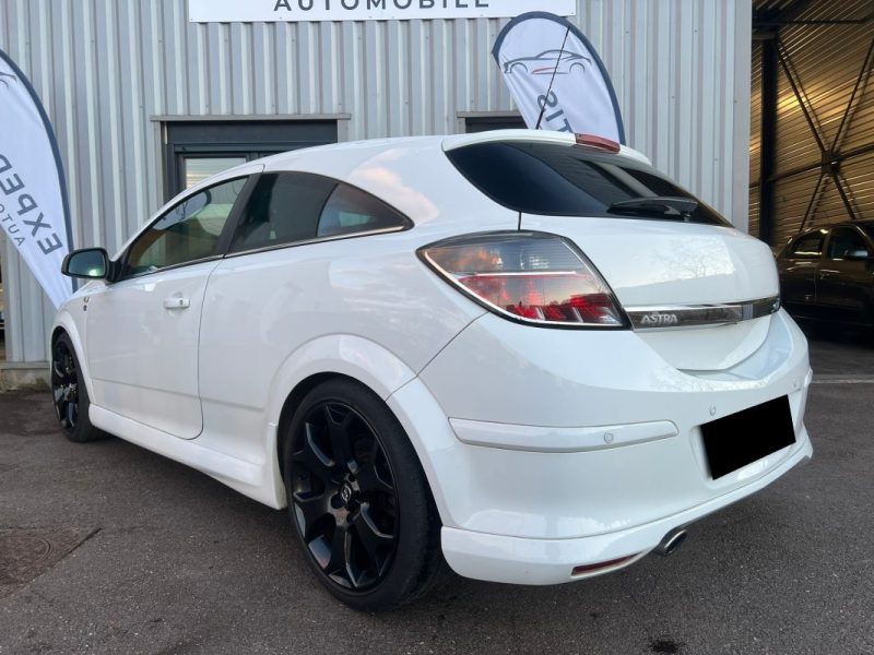 OPEL ASTRA 1.8 GTC 140CV Black & White