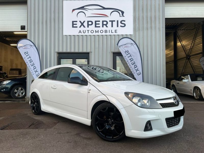 OPEL ASTRA 1.8 GTC 140CV Black & White