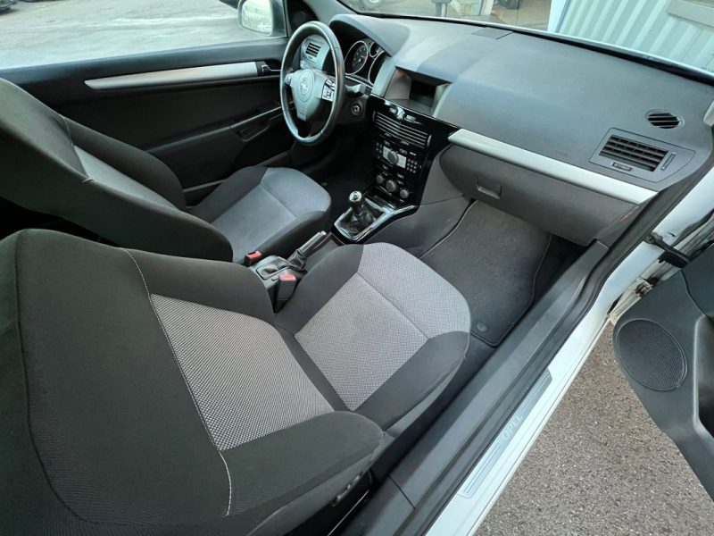 OPEL ASTRA 1.8 GTC 140CV Black & White