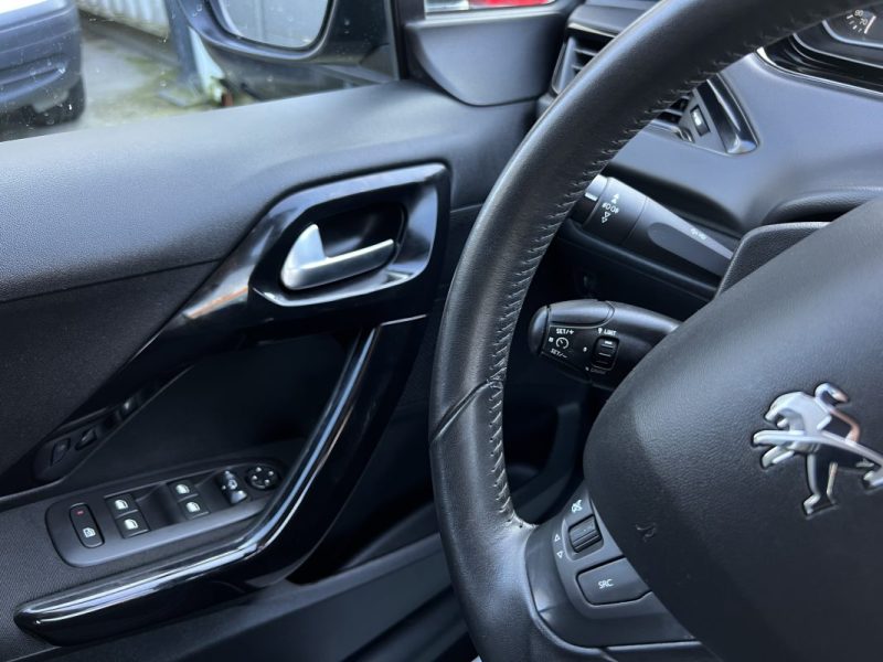 PEUGEOT 208 PHASE 2 SIGNATURE 1.2 82 Cv 5 PORTES / APPLE CARPLAY & ANDROID ECRAN GPS - GARANTIE 1 AN