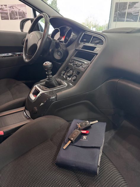 PEUGEOT 5008  1.6 HDI 115cv PHASE 2 ALLURE  /  7 PLACES / 1 ere MAIN