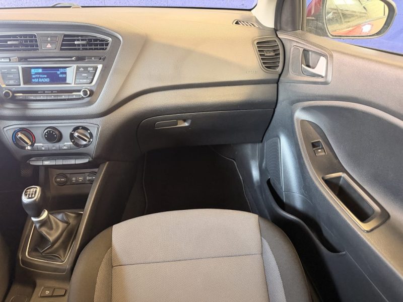 HYUNDAI i20 COUPE - 1.2L - 84 ch - BVM - IDEAL JEUNE PERMIS - REGULATEUR - CLIM - RADARS DE RECUL 