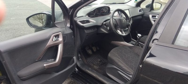 PEUGEOT 2008 1.6 HDI 115 CV AN 15 PROPRE BIEN EQUIPE 143 KM