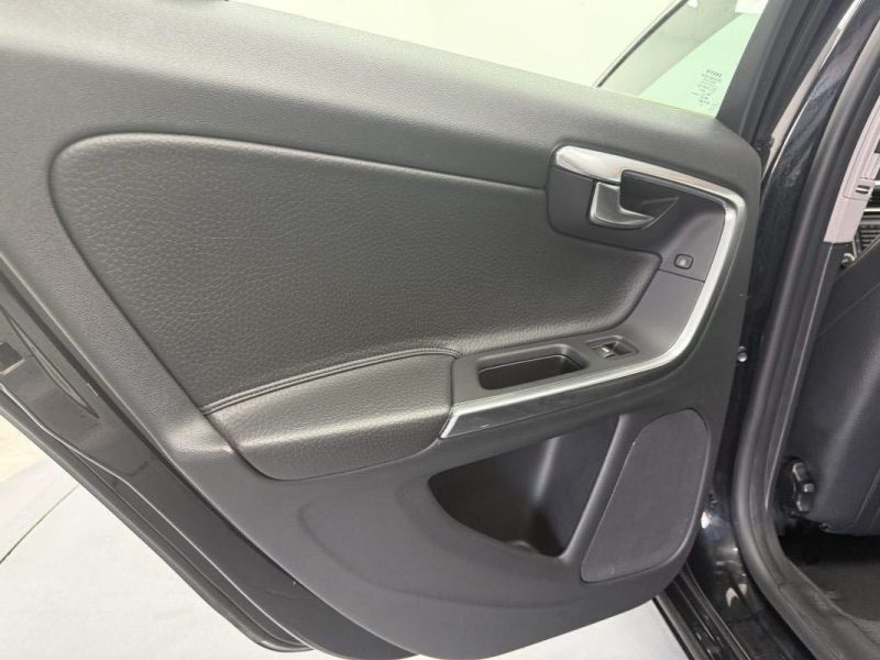 VOLVO V60 D3 CM3 136CV  GARANTIE 6  MOIS 