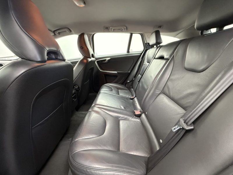 VOLVO V60 D3 CM3 136CV  GARANTIE 6  MOIS 