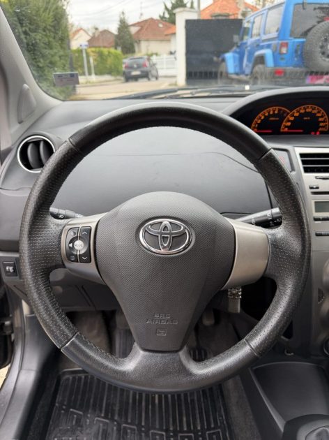TOYOTA YARIS 1,33 DUAL VVT-I LIFE 2010 - 70 040Kms - Premier Main - Parfait Etat - SUIVIT TOYOTA