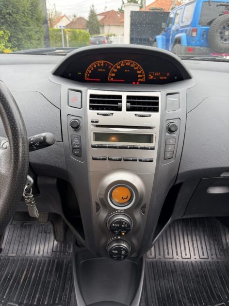 TOYOTA YARIS 1,33 DUAL VVT-I LIFE 2010 - 70 040Kms - Premier Main - Parfait Etat - SUIVIT TOYOTA