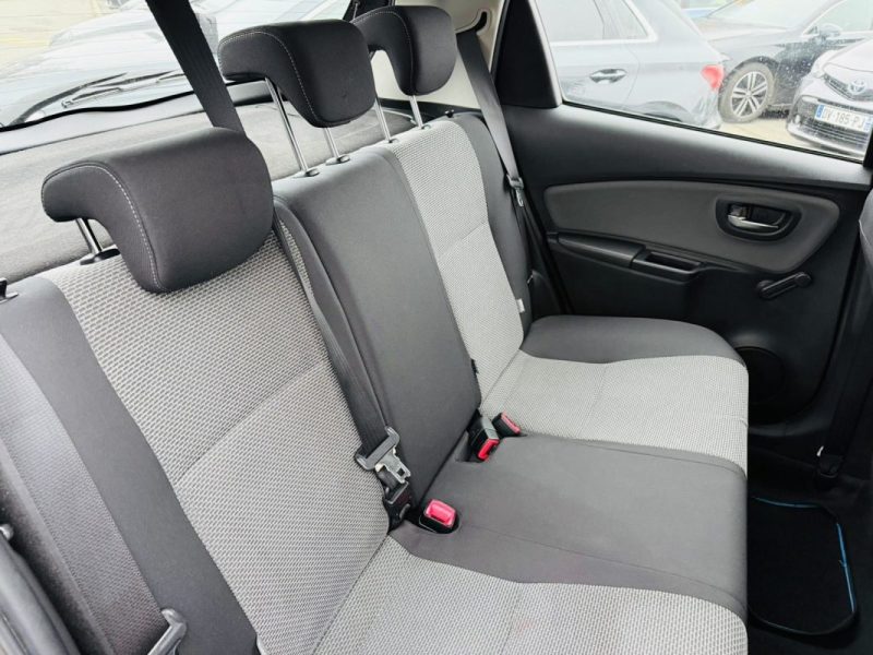 TOYOTA YARIS III 1.5 HYBRID 100h BUSINESS