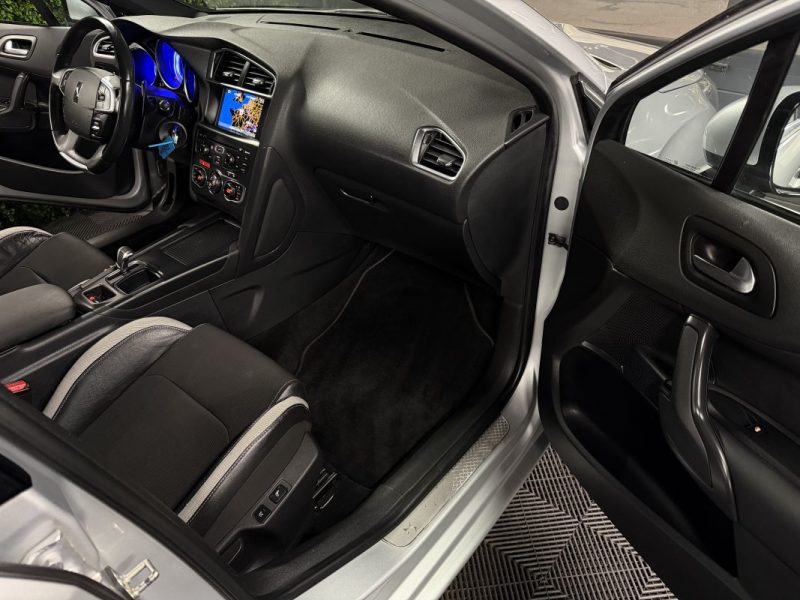 CITROEN DS4 CHIC 1.6 E HDI 112 Cv BOITE AUTOMATIQUE ECRAN GPS 88 800 Kms 5 PORTES- GARANTIE 1 AN