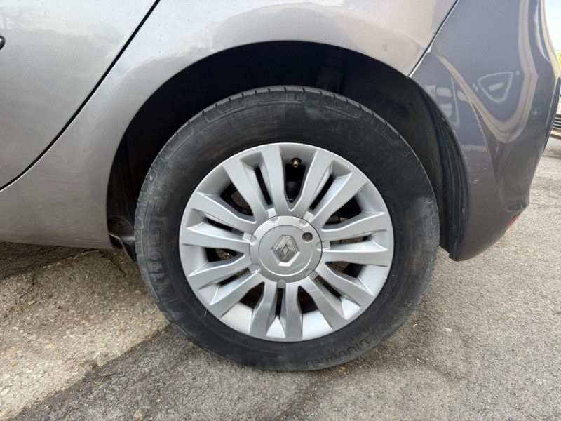 RENAULT CLIO III 1.2 16V 75 eco2 Tom Tom Edition - Kit de distribution changé