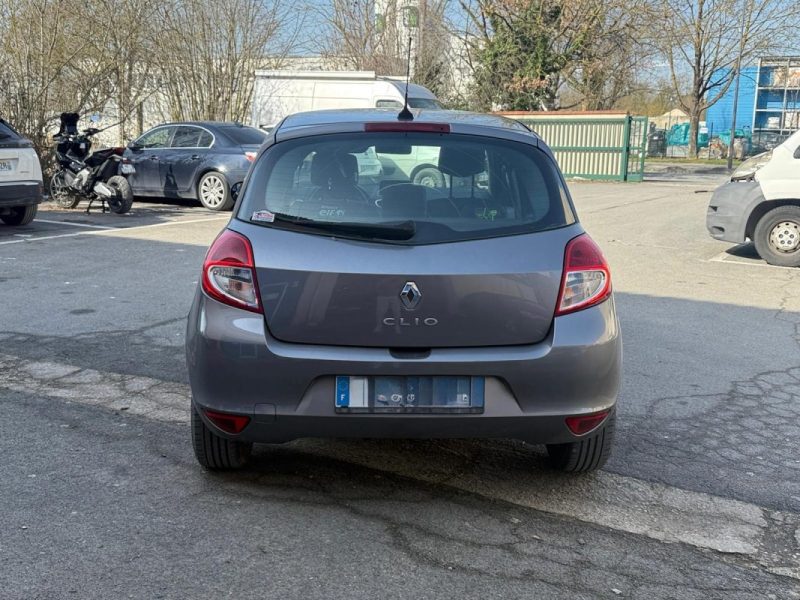RENAULT CLIO III 1.2 16V 75 eco2 Tom Tom Edition - Kit de distribution changé