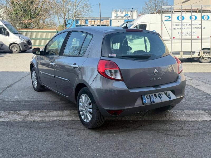 RENAULT CLIO III 1.2 16V 75 eco2 Tom Tom Edition - Kit de distribution changé