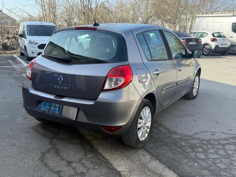 RENAULT CLIO III 1.2 16V 75 eco2 Tom Tom Edition - Kit de distribution changé