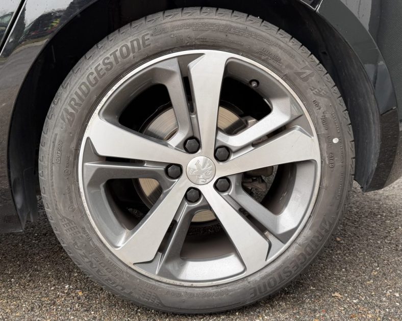 Peugeot 308 Allure - 131ch – DISTRIBUTION NEUVE - ATTELAGE - Garantie Constructeur - Très bon état