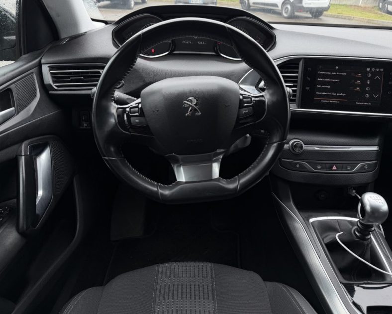Peugeot 308 Allure - 131ch – DISTRIBUTION NEUVE - ATTELAGE - Garantie Constructeur - Très bon état