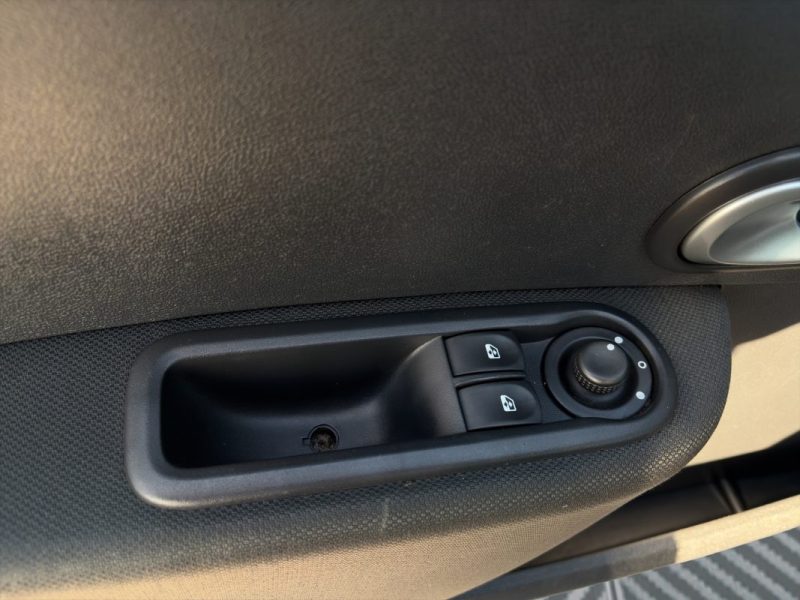 RENAULT CLIO III 1.2 i 75 cv Finition Ovalie / GPS