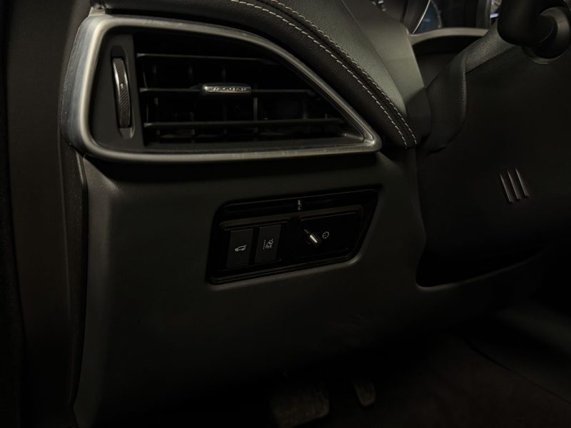 JAGUAR F-PACE 4x4 2.0 180 Cv BOITE AUTO INTERIEUR CUIR TOIT OUVRANT GRAND GPS - GARANTIE 1 AN