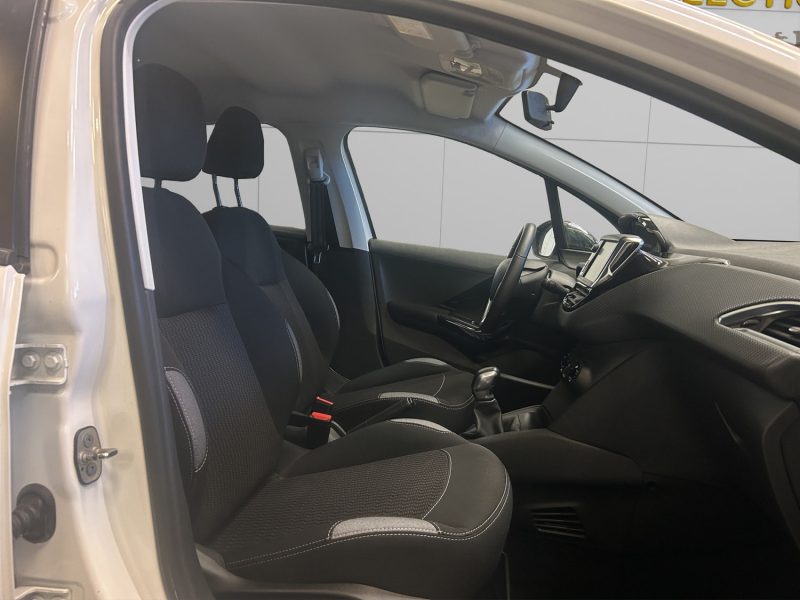 PEUGEOT 208 1.2 ESSENCE 82CV
