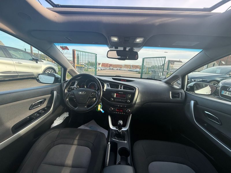 KIA CEE-D 2 TOIT OUVRANT 1.6 CRDI - 16V TURBO 128CV 5 PORTES 2013