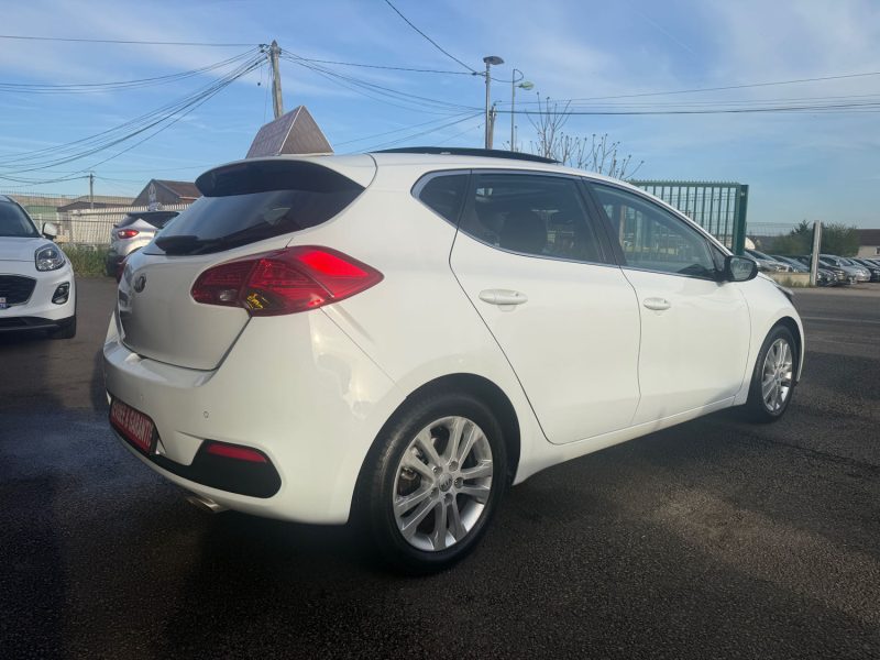 KIA CEE-D 2 TOIT OUVRANT 1.6 CRDI - 16V TURBO 128CV 5 PORTES 2013