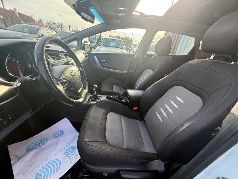 KIA CEE-D 2 TOIT OUVRANT 1.6 CRDI - 16V TURBO 128CV 5 PORTES 2013