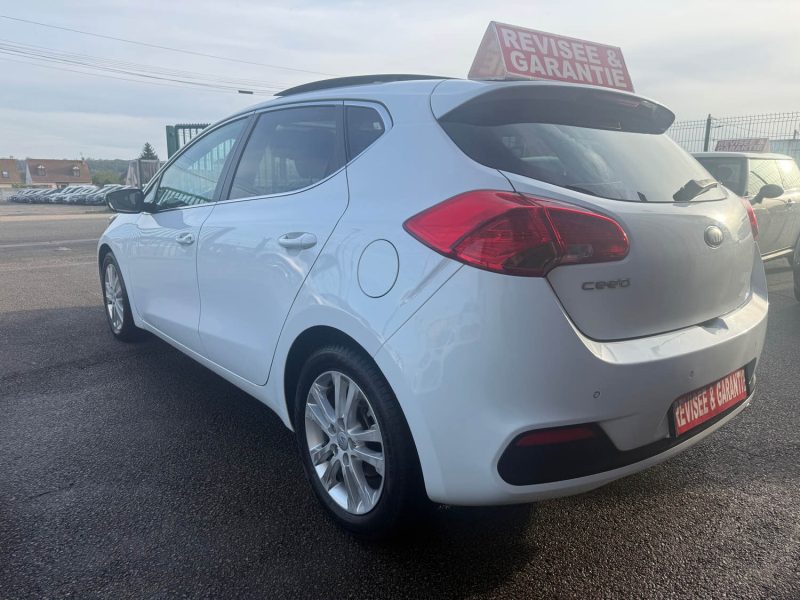 KIA CEE-D 2 TOIT OUVRANT 1.6 CRDI - 16V TURBO 128CV 5 PORTES 2013