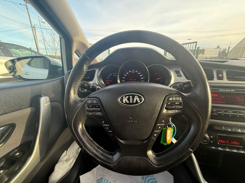 KIA CEE-D 2 TOIT OUVRANT 1.6 CRDI - 16V TURBO 128CV 5 PORTES 2013