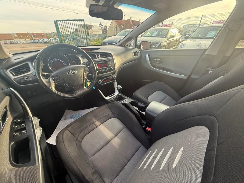 KIA CEE-D 2 TOIT OUVRANT 1.6 CRDI - 16V TURBO 128CV 5 PORTES 2013