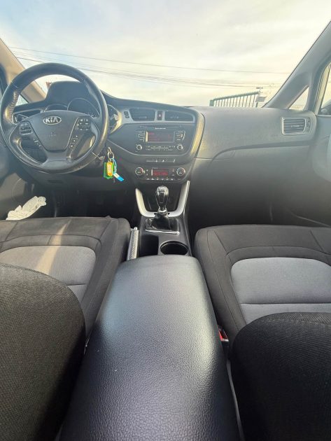 KIA CEE-D 2 TOIT OUVRANT 1.6 CRDI - 16V TURBO 128CV 5 PORTES 2013