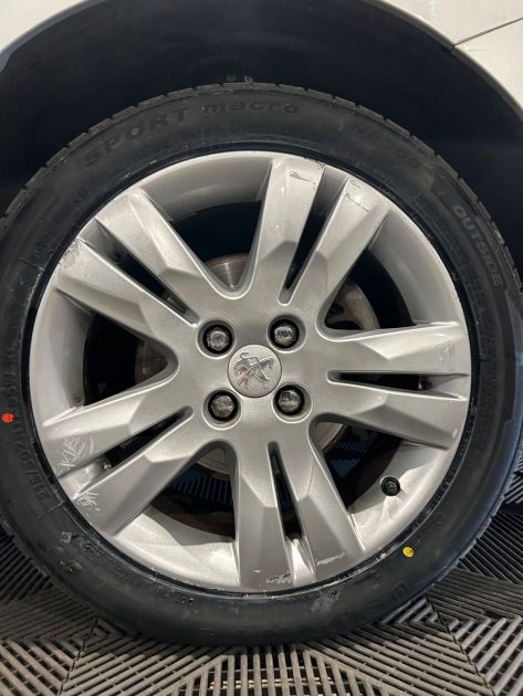 PEUGEOT 5008 1.6 E-HDI 115CH 