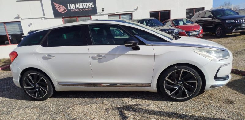 Citroën DS5 So Chic 200ch · berline essence · toit ouvrant · cuir · jantes 18 · Crit'Air 1 · Bordeau