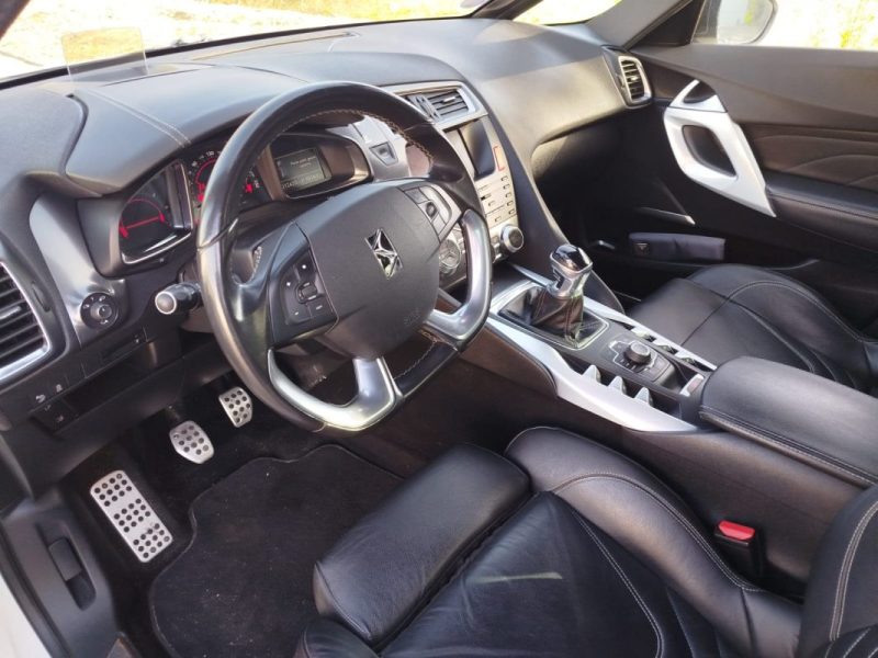 Citroën DS5 So Chic 200ch · berline essence · toit ouvrant · cuir · jantes 18 · Crit'Air 1 · Bordeau