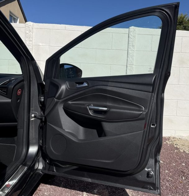 FORD KUGA 2.0tdci 150ch ST LINE Start And Stop 4X2 / CAMÉRA DE RECUL / APPLE CARPLAY / TOIT OUVRANT