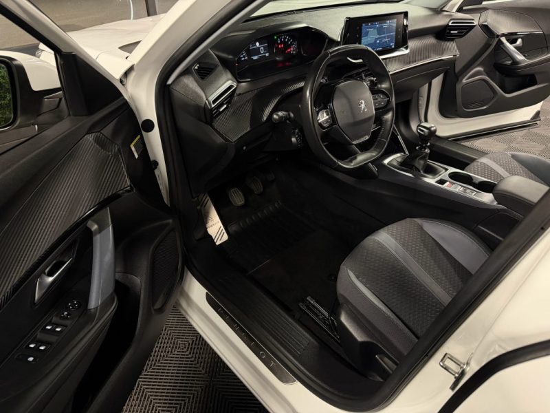 PEUGEOT 2008 II ALLURE PACK 1.2 100 Cv 1ERE MAIN 19800Km Apple& Android VIRTUAL COCKPIT Garantie 1an