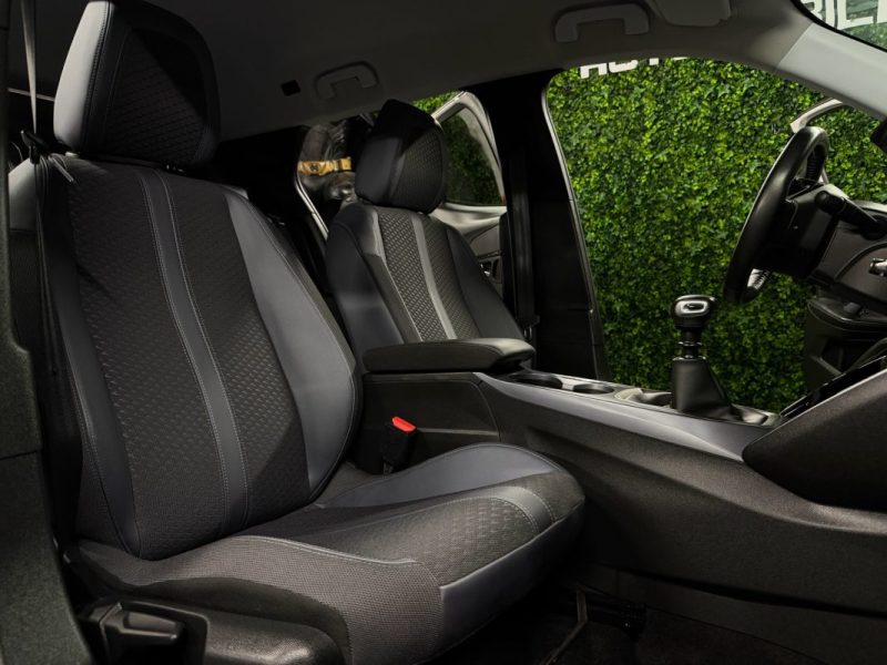 PEUGEOT 2008 II ALLURE PACK 1.2 100 Cv 1ERE MAIN 19800Km Apple& Android VIRTUAL COCKPIT Garantie 1an