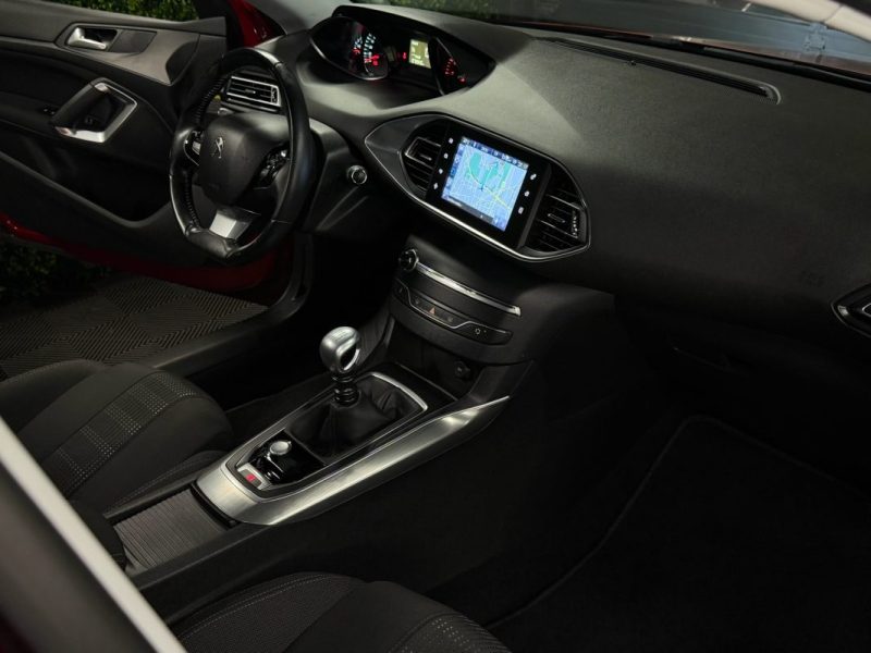 PEUGEOT 308 II ALLURE 1.2 130 Cv ECRAN GPS TACTILE CAMERA RECUL BVM6 CRIT AIR 1 - GARANTIE 1 AN