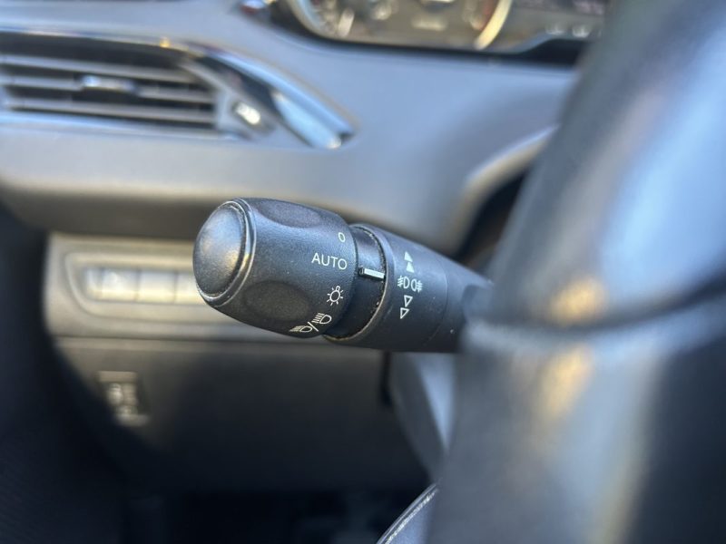 PEUGEOT 208 Signature Vti 82Ch / Ecran Tactile Suivi entretien complet