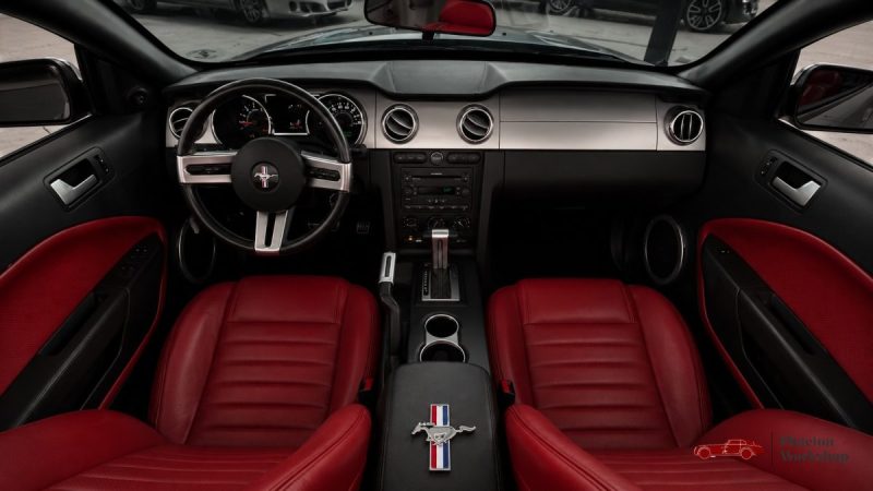 Ford Mustang GT Cabriolet V8 – 80 500 km – Intérieur Rouge – Dynomax – Suivi complet