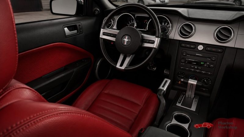 Ford Mustang GT Cabriolet V8 – 80 500 km – Intérieur Rouge – Dynomax – Suivi complet