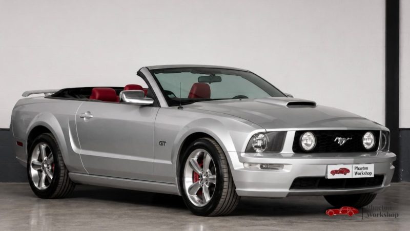 Ford Mustang GT Cabriolet V8 – 80 500 km – Intérieur Rouge – Dynomax – Suivi complet