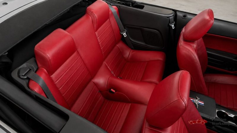 Ford Mustang GT Cabriolet V8 – 80 500 km – Intérieur Rouge – Dynomax – Suivi complet