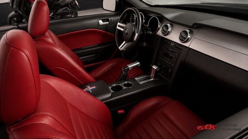 Ford Mustang GT Cabriolet V8 – 80 500 km – Intérieur Rouge – Dynomax – Suivi complet
